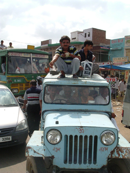 Trasporto sul jeep in India